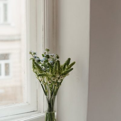 Na ładnym parapecie można umieścić kwiatuszki